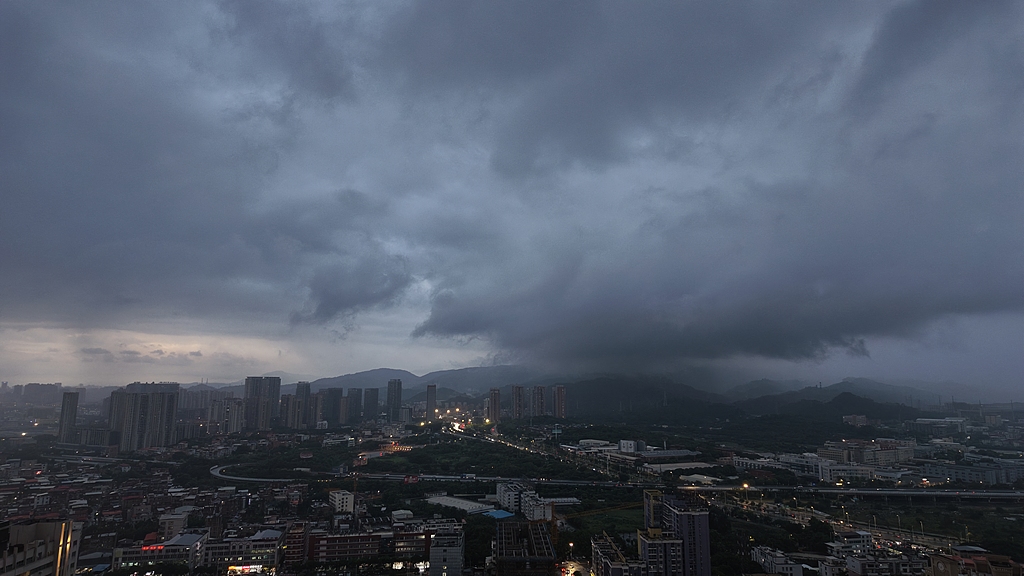 Dark clouds loom over downtown Quanzhou, south China's Fujian Province, August 31, 2026. /VCG