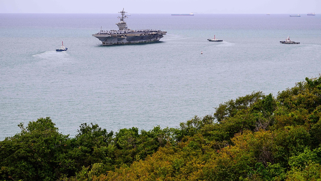 Tugboats prepare to guide US nuclear-powered aircraft carrier USS Abraham Lincoln towards Laem Chabang Port, near the city of Pattaya, September 2, 2026. /VCG