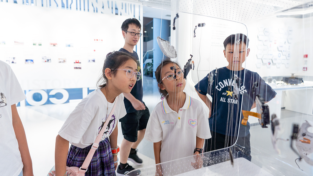 Primary school students learn about advanced materials, including flexible alloys, ductile ceramics and chip-making materials, during a visit to Yongjiang Laboratory in Ningbo, Zhejiang Province, China, July 7, 2026. /VCG
