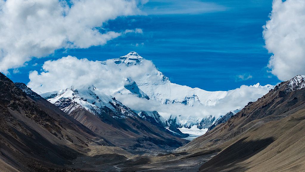 Mount Qomolangma rises majestically above the Qinghai-Xizang Plateau, August 8, 2026. /VCG