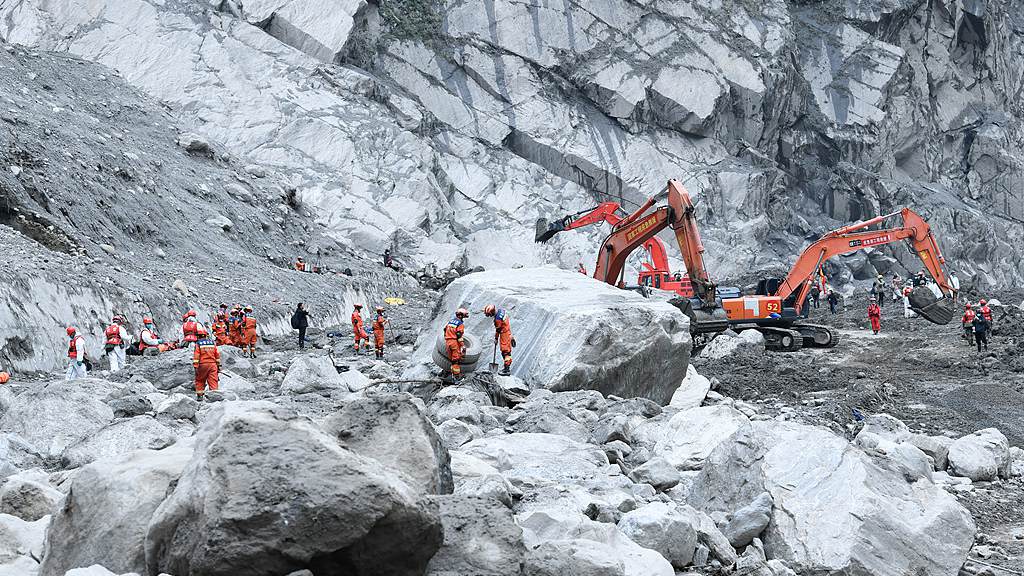 Rescuers conduct search and rescue operations in the hardest-hit area of ​​the Gyirong Port, southwest China's Xizang Autonomous Region, September 2, 2026. /VCG