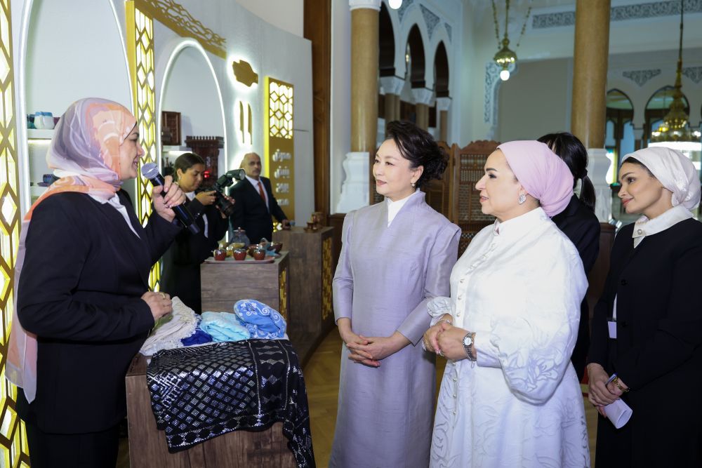 Peng Liyuan, wife of Chinese President Xi Jinping, visits a small handicrafts exhibition with Entissar El-Sisi, wife of Egyptian President Abdel Fattah El-Sisi, in Cairo, Egypt, September 2, 2026. /Xinhua