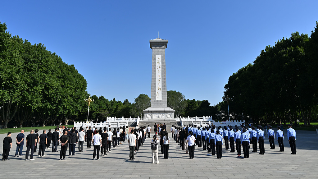 People pay tribute to war heroes at a monument in Shijiazhuang City, north China's Hebei Province, September 3, 2026. /VCG