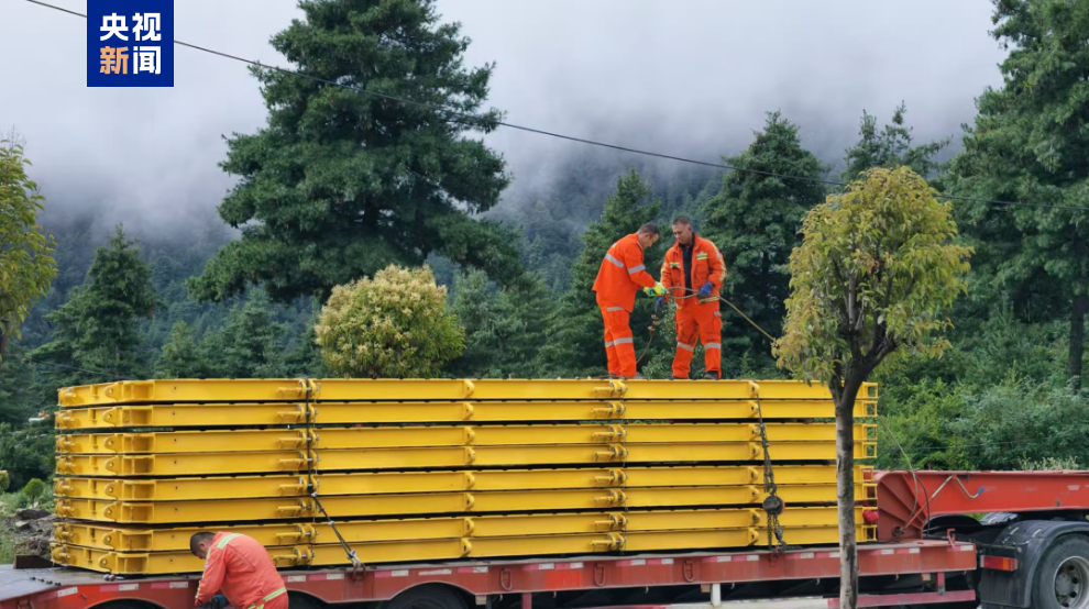 Key equipment for road reinforcement arrives in mudslide-hit Gyirong