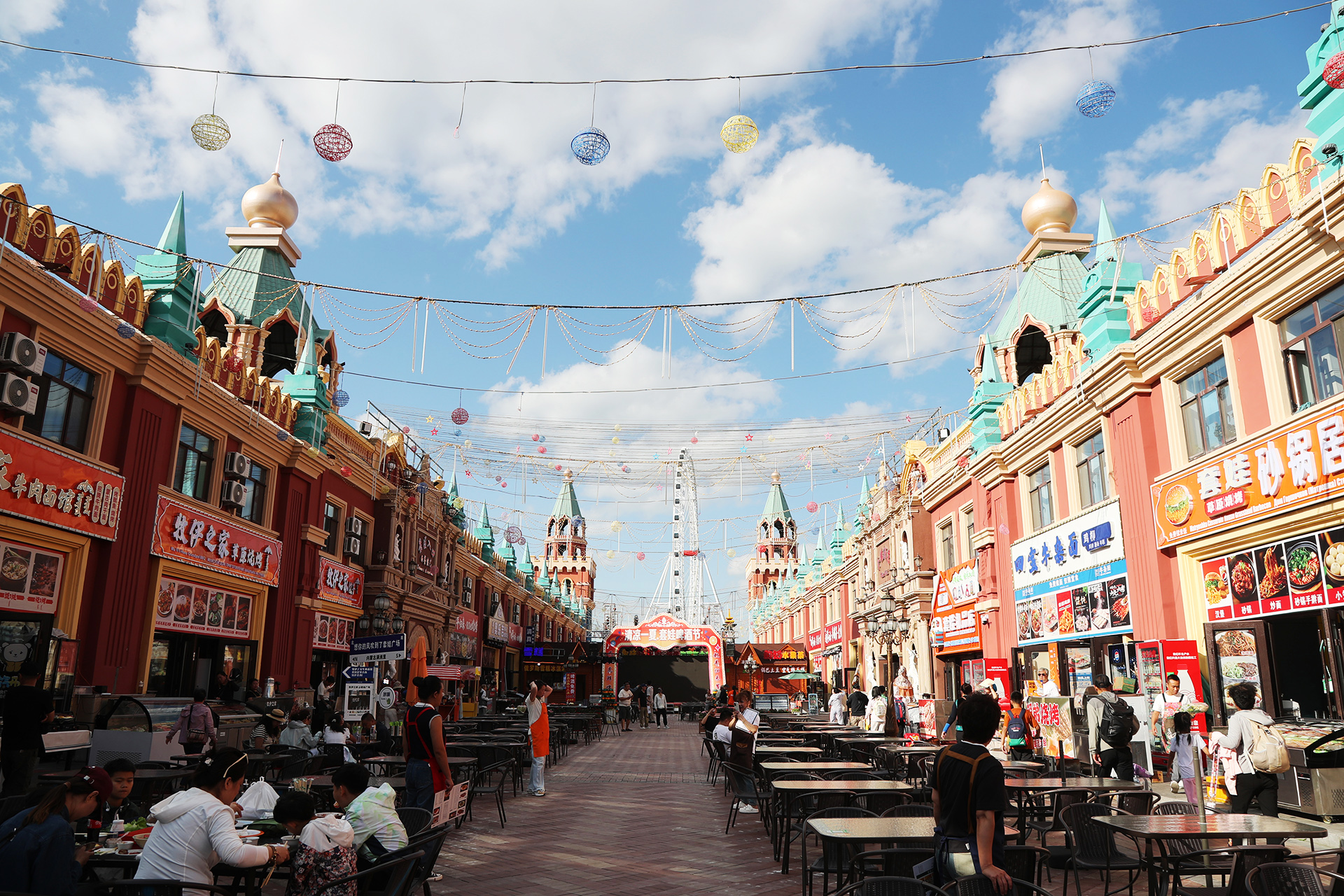A view of a pedestrian street near the matryoshka doll-shaped hotels at Matryoshka Square in Manzhouli, Hulunbuir, Inner Mongolia. /CGTN