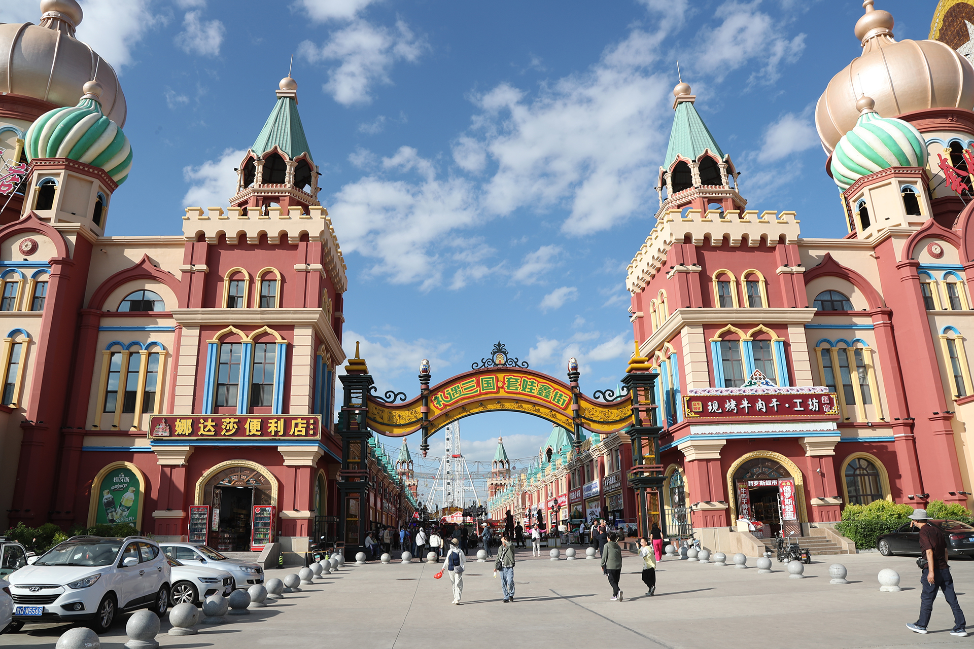 A view of a pedestrian street near the matryoshka doll-shaped hotels at Matryoshka Square in Manzhouli, Hulunbuir, Inner Mongolia. /CGTN