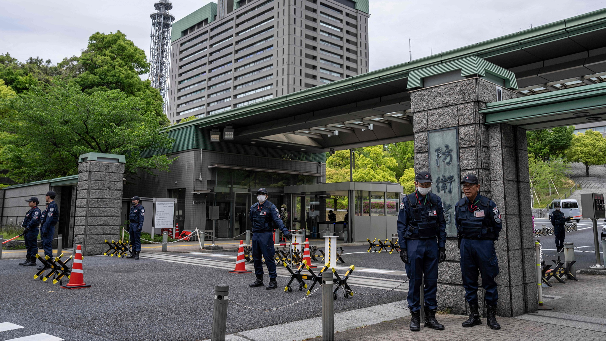 Security workers stand guard at the Ministry of Defense in Tokyo, Japan, April 21, 2026. /CFP
