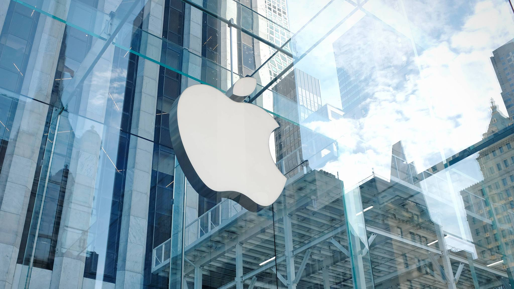 The Apple logo at the Apple Store on 5th Avenue near Central Park in New York City, USA. /VCG