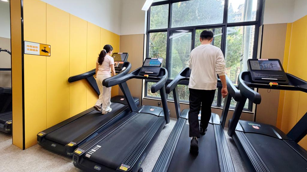 A stilt-floor space in a local community in Changsha, central China's Hunan Province, has been converted into a smart fitness center equipped with professional exercise facilities. /Xinhua