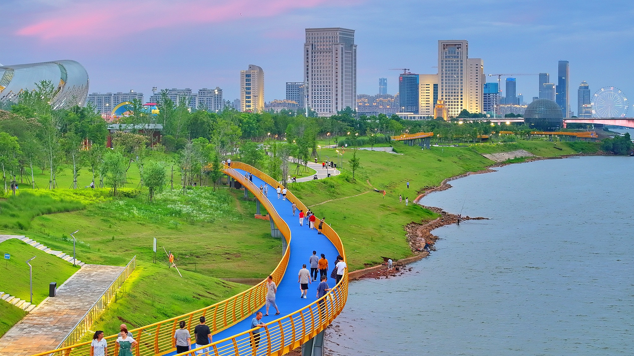 Residents exercising at Ganjiang Citizen Park in Honggutan District, Nanchang, east China's Jiangxi Province, June 14, 2025. /VCG