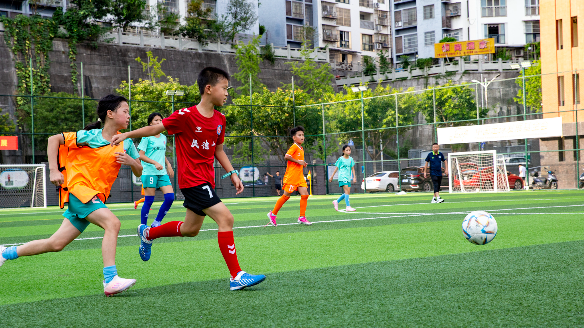A group of more than 200 teenagers take part in a youth soccer summer camp in Yunyang County, southwest China's Chongqing Municipality, August 21, 2026. /VCG