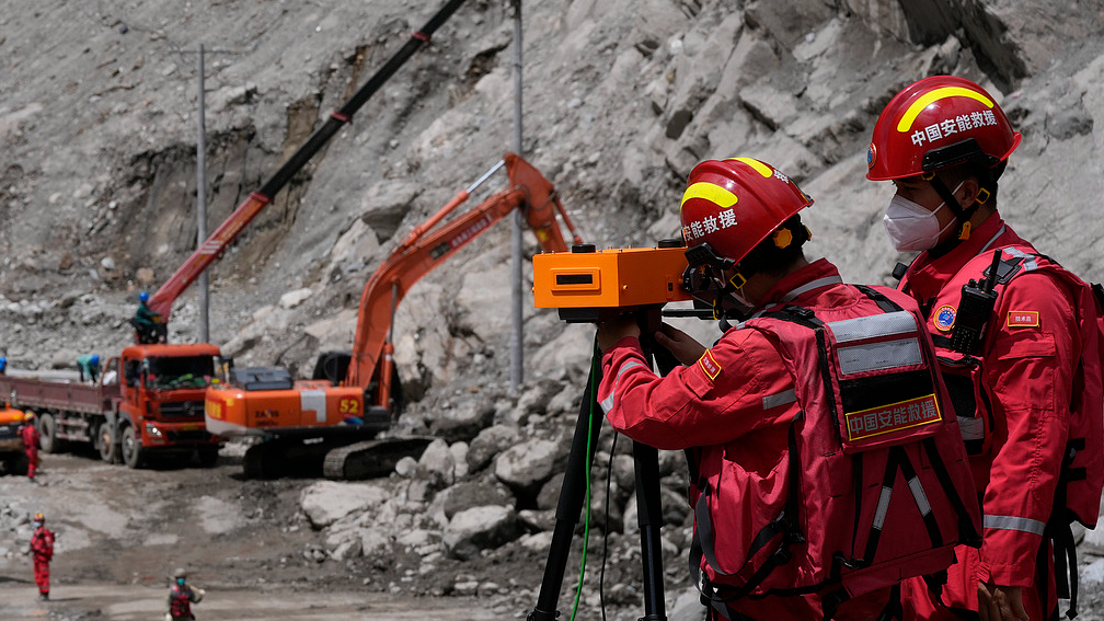 A slope radar system is deployed at the rescue site in the  Gyirong Port disaster zone to monitor deformation of unstable rock masses and strengthen safety measures for rescue operations, Gyirong County, southwest China's Xizang Autonomous Region, September 3, 2026. /VCG
