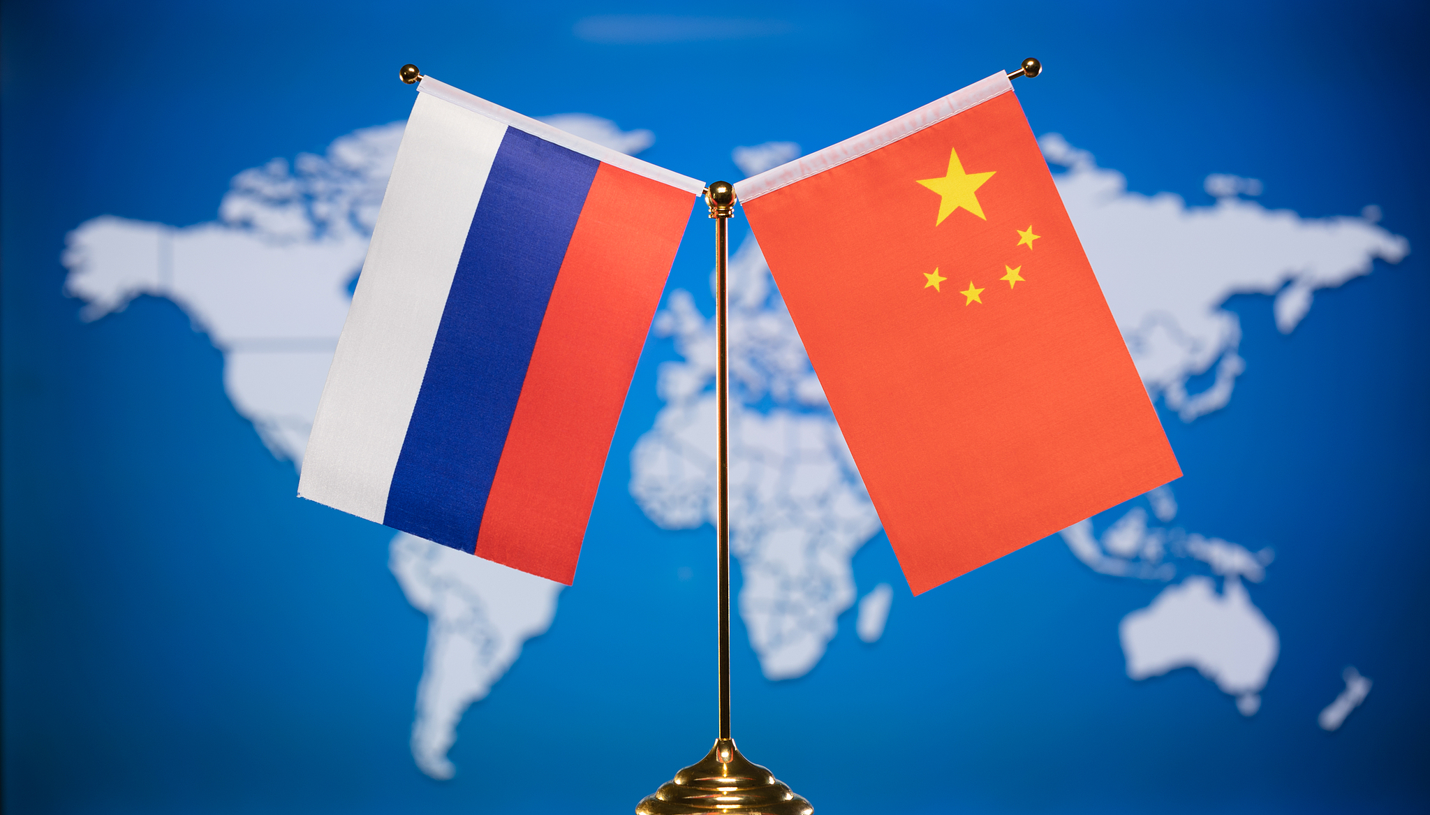 The national flags of China (R) and Russia. /VCG
