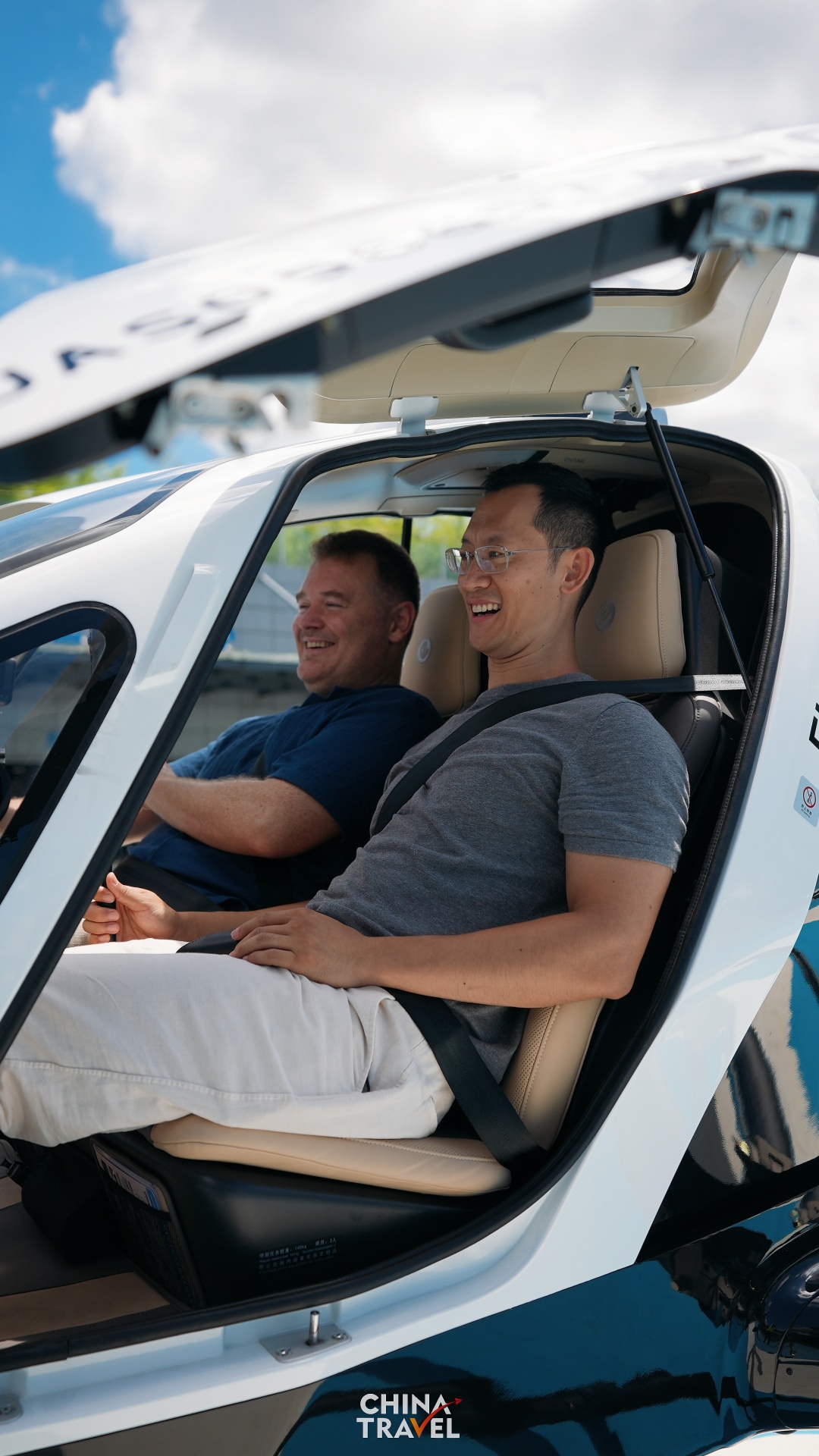 Two CGTN hosts experience the eVTOL in Hefei. /CGTN