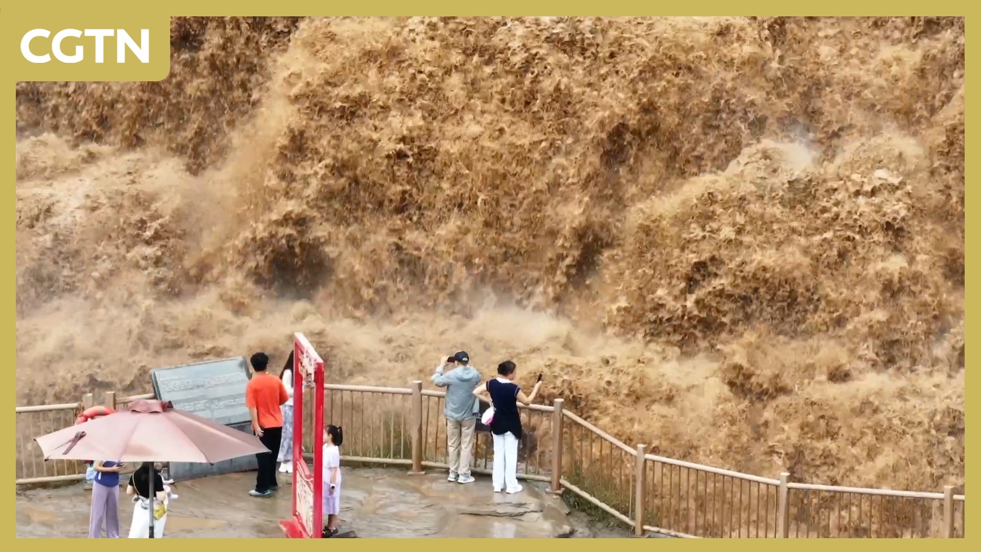 Hukou Waterfall roars to life with autumn floodwaters