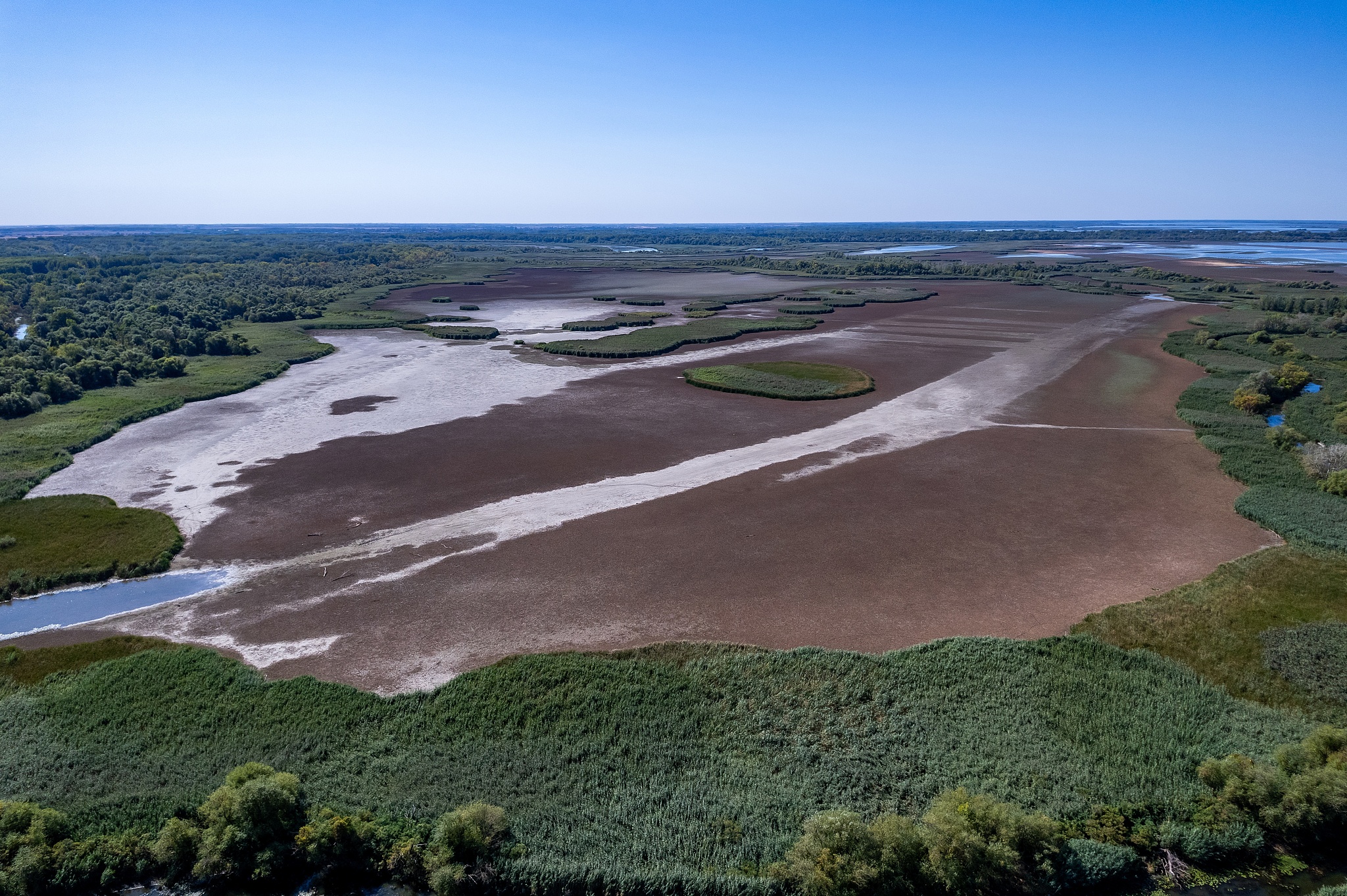 A dried-up basin of Lake Tisza in Tiszavalk, Hungary, August 24, 2026. /VCG
