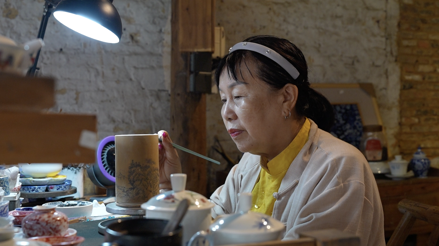 An artisan makes a ceramic product in the Taoyangli Historical and Cultural Block in Jingdezhen, east China's Jiangxi Province, on August 31, 2026. /CGTN