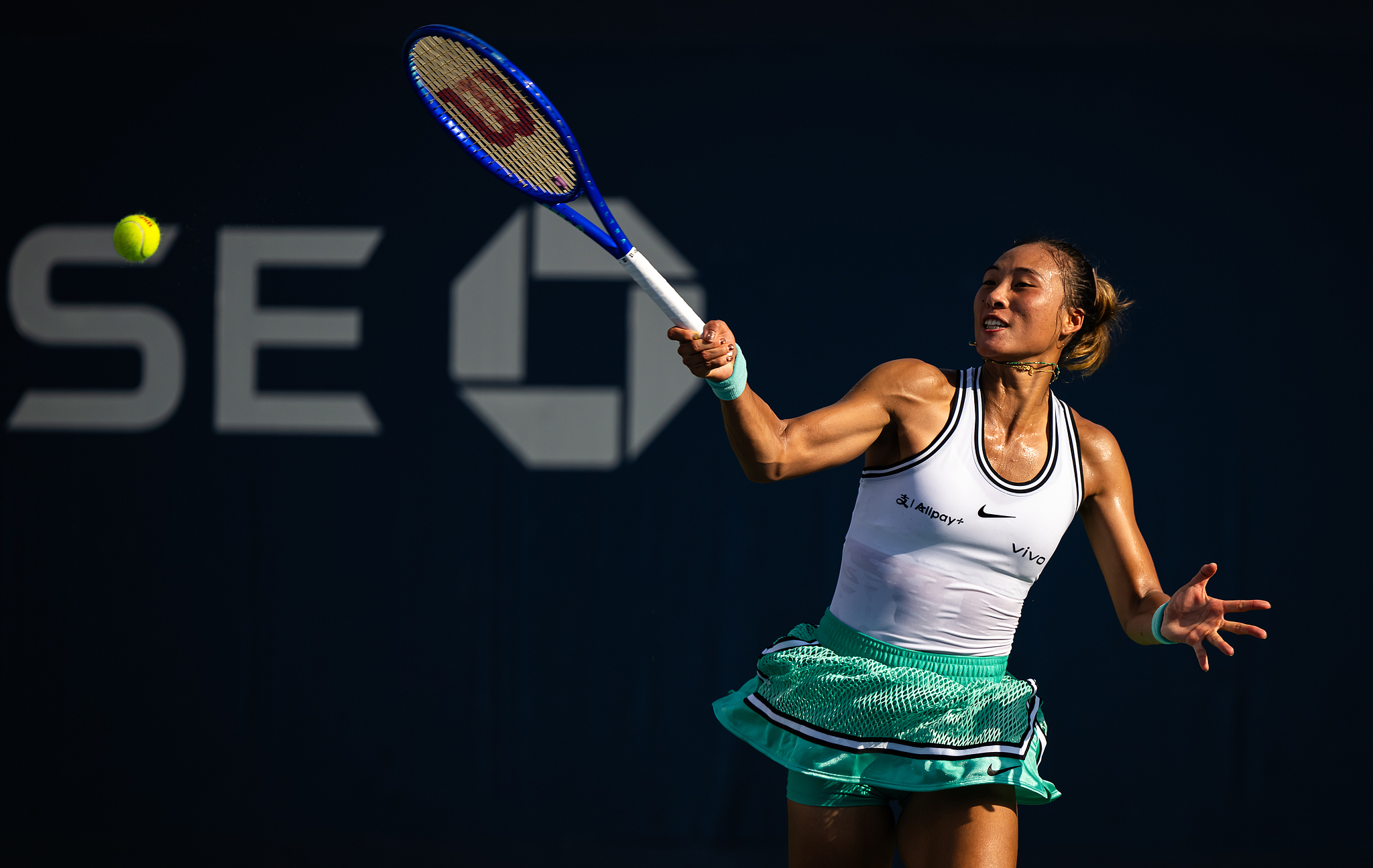 China's Zheng Qinwen hits a shot against Kazakhstan's Yulia Putintseva in a women's singles second round match at the US Open in Queens, New York, USA, September 3, 2026. /VCG