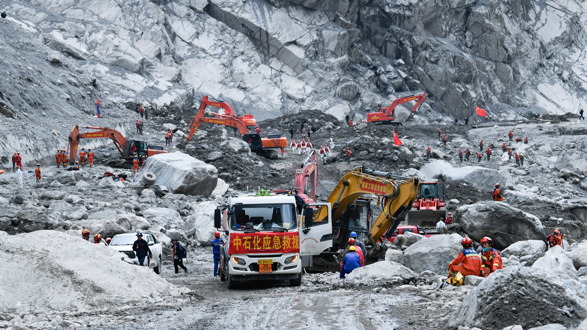 Rescue personnel conduct search and rescue operations in the core disaster area of Gyirong Port in Gyirong County, southwest China's Xizang Autonomous Region, September 2, 2026. /VCG