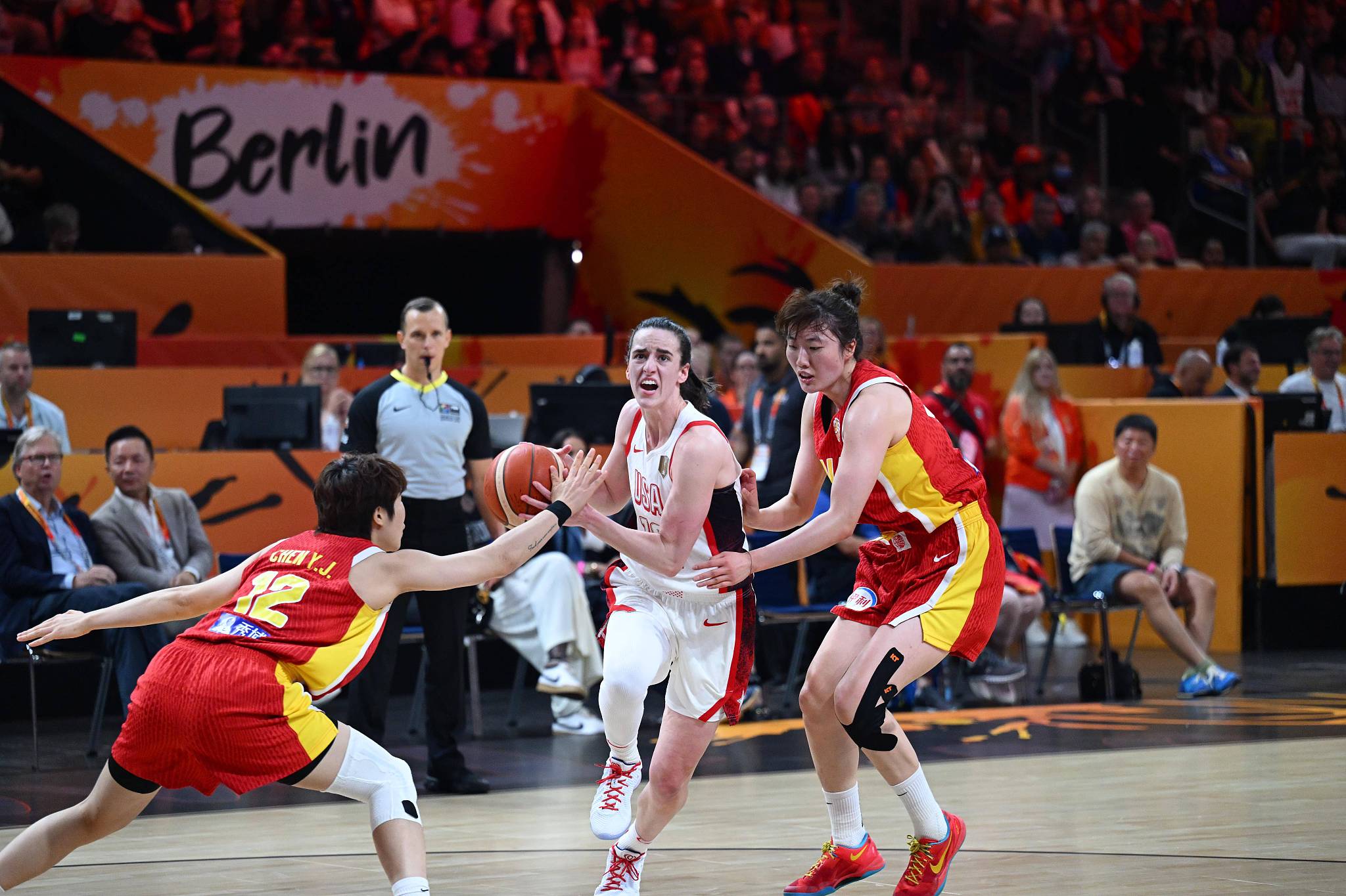 The USA's Caitlin Clark (C) penetrates in the Group D game against China at the FIBA Women's Basketball World Cup in Berlin, Germany, September 4, 2026. /VCG