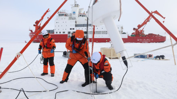 China and Russia conduct first joint Arctic sea ice observation during China's 16th Arctic expedition. /CMG