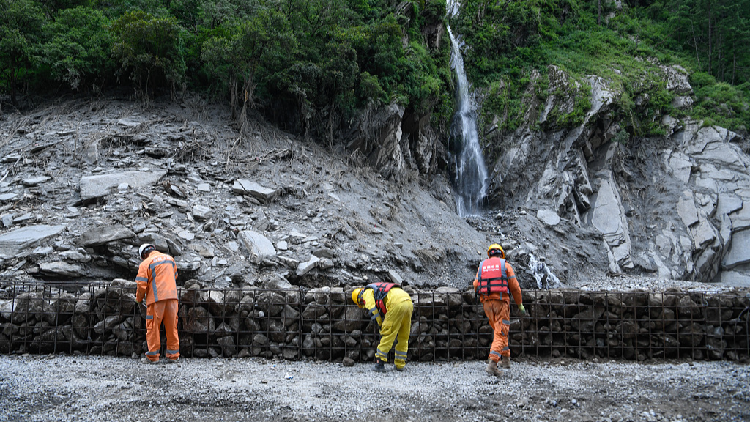 China steps up monitoring of risk areas in mudslide-hit Gyirong thumbnail