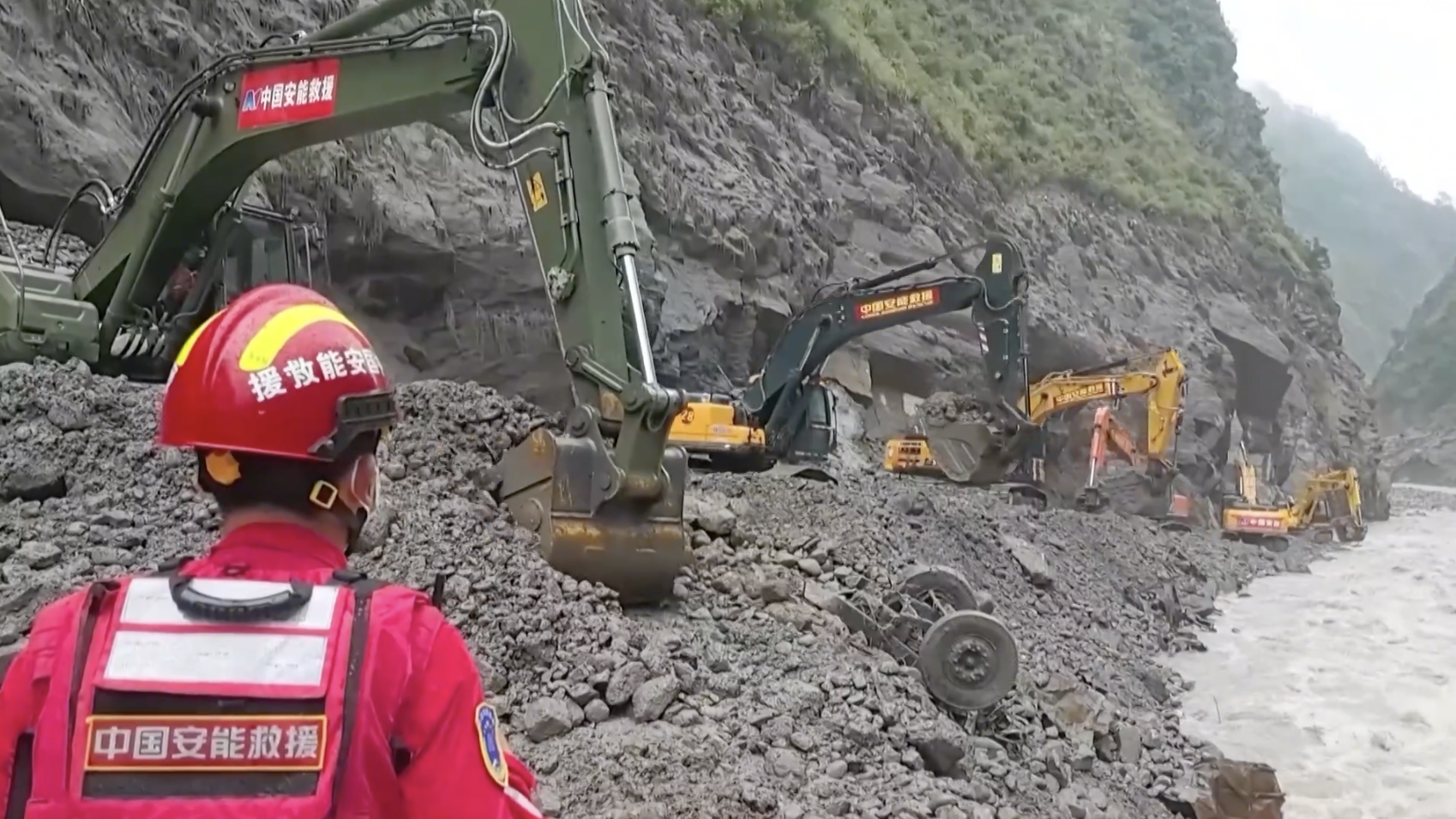 Reopen the lifeline: the first excavator operator to clear the path