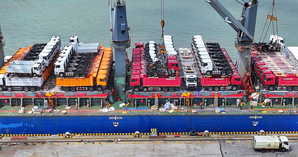 Workers load engineering vehicles for export to BRI partner countries in Zhangjiagang, Jiangsu Province, China, August 24, 2026. /VCG