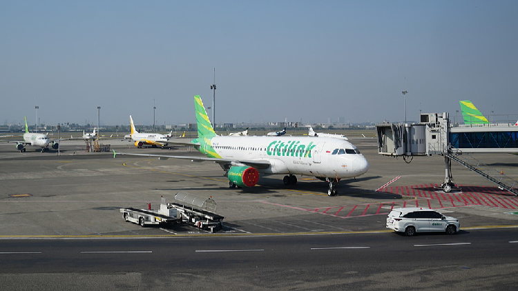 Jakarta airport temporarily closed after volcanic eruption Thumbnail
