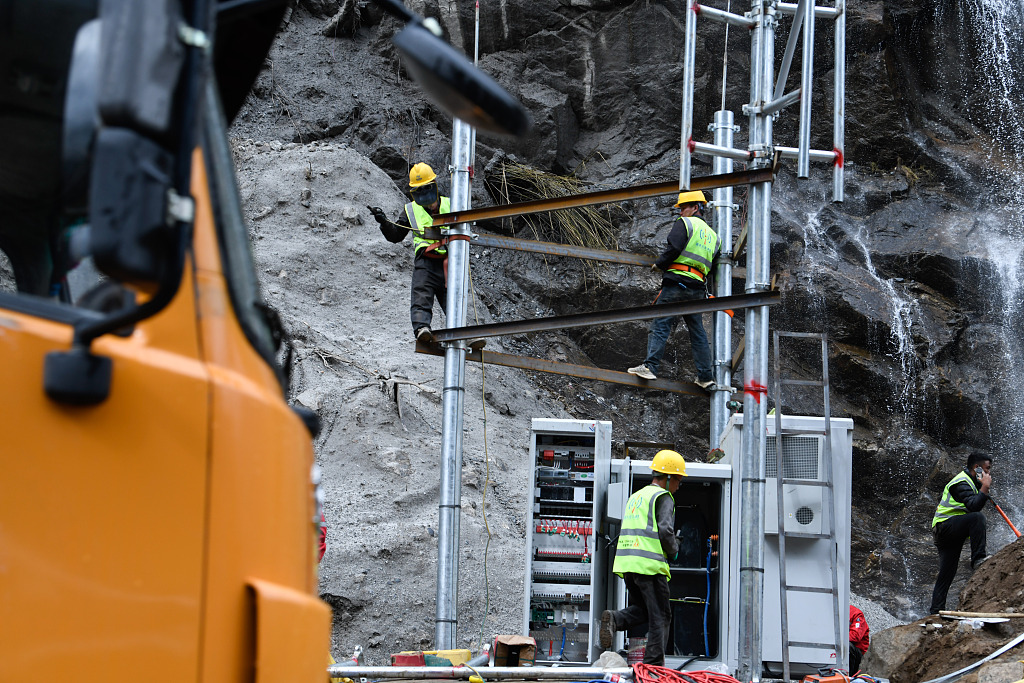 Workers carry out rescue operations at Gyirong Port, southwest China's Xizang Autonomous Region, September 5, 2026. /VCG