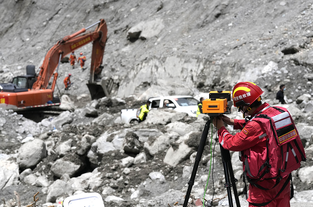 A worker uses slope radar at the rescue site in Gyirong Port, southwest China's Xizang Autonomous Region, September 3, 2026. /VCG