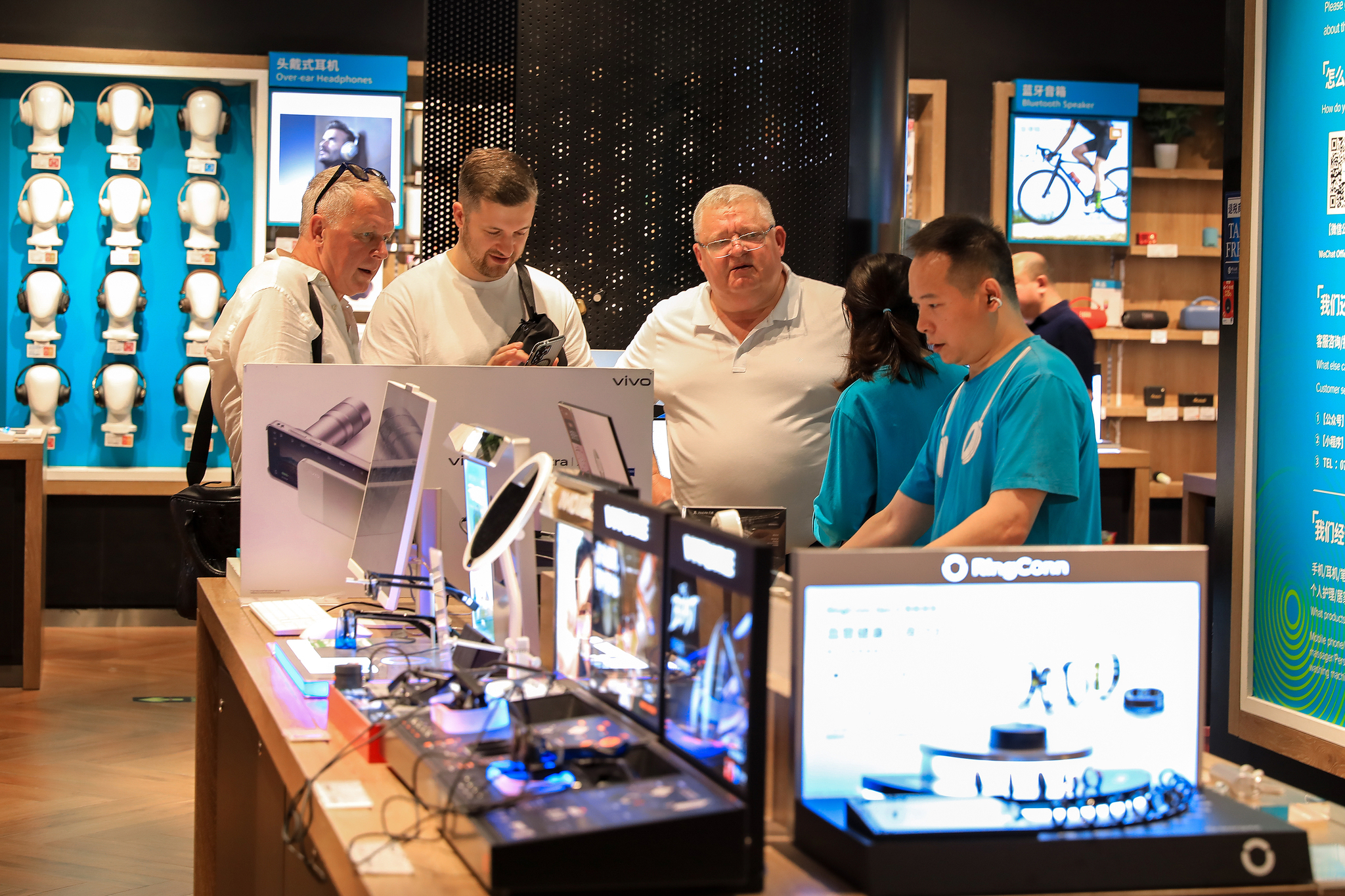 Foreign tourists shopping at an electronics store in a mall, Shanghai, China, August 26, 2026. /VCG 
