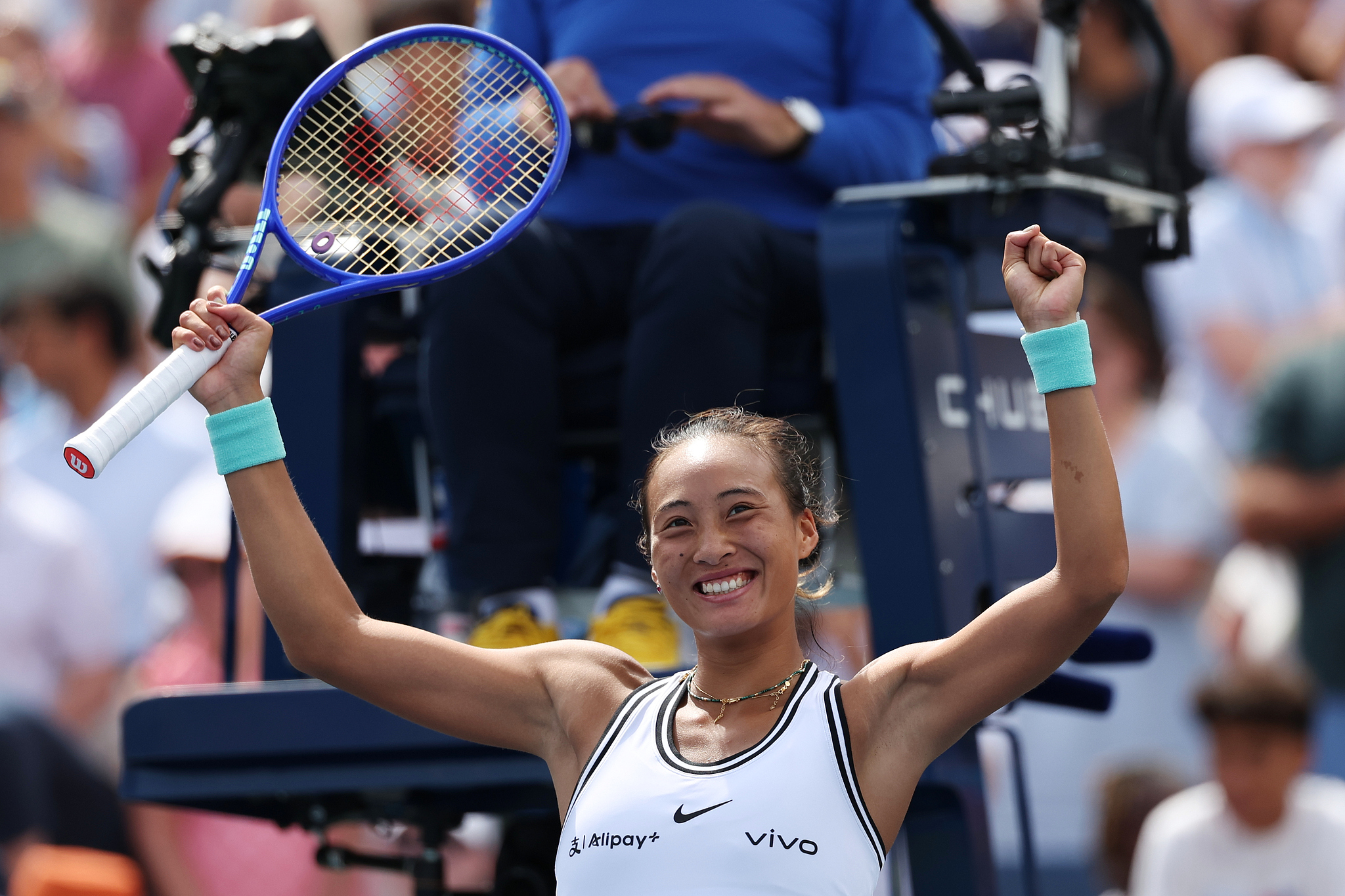 China's Zheng Qinwen celebrates after defeating the USA's Madison Keys in a women's singles third-round match at the US Open in Queens, New York, USA, September 5, 2026. /VCG