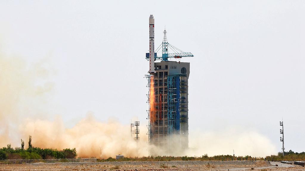 A Long March-2D rocket carrying the Gaofen-6 satellite blasts off from the Jiuquan Satellite Launch Center in northwest China, June 2, 2018. /VCG 