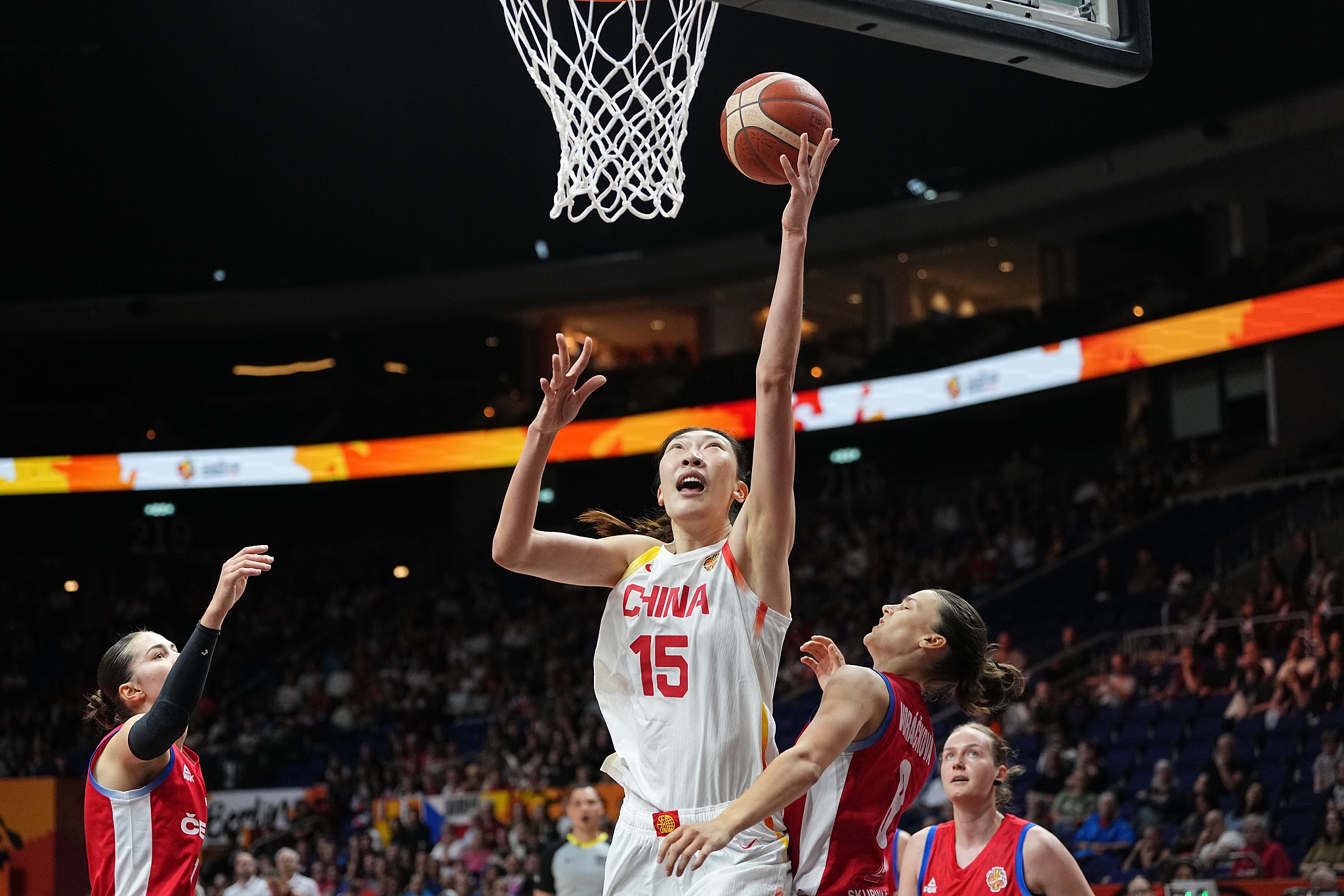 China's Han Xu (C) competes in a Group D game against Czech Republic at the 2026 FIBA Women's World Cup in Berlin, Germany, September 6, 2026. /VCG
