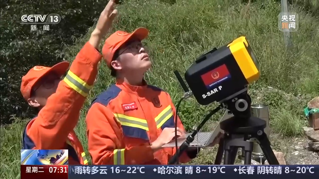 Personnel from the National Work Safety Emergency Rescue Survey Team conducting monitoring along the G216 National Highway. /CMG