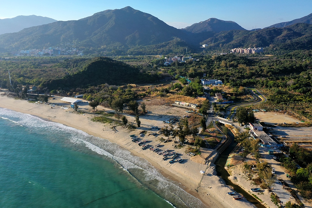 An aerial view of Xiyong Beach and the Shenzhen Astronomical Observatory in Dapeng New Area in Shenzhen, Guangdong Province. /VCG