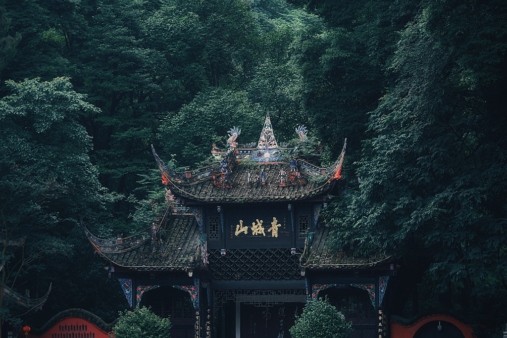 A traditional gate at Qingcheng Mountain in Chengdu, Sichuan Province. /VCG
