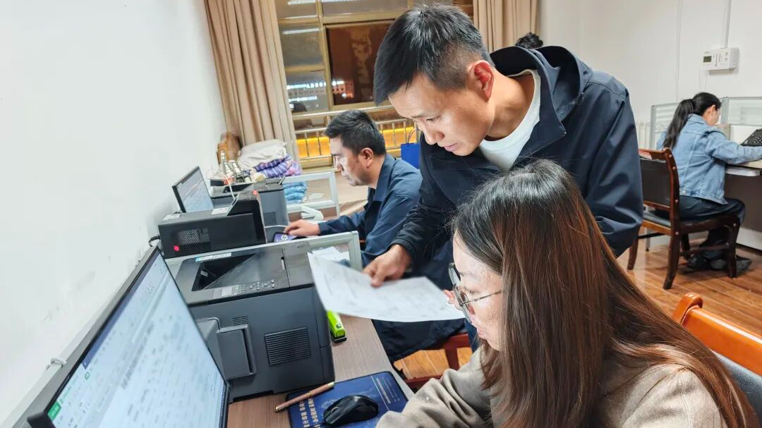 Hotlines in operation for families of those missing after mudslide