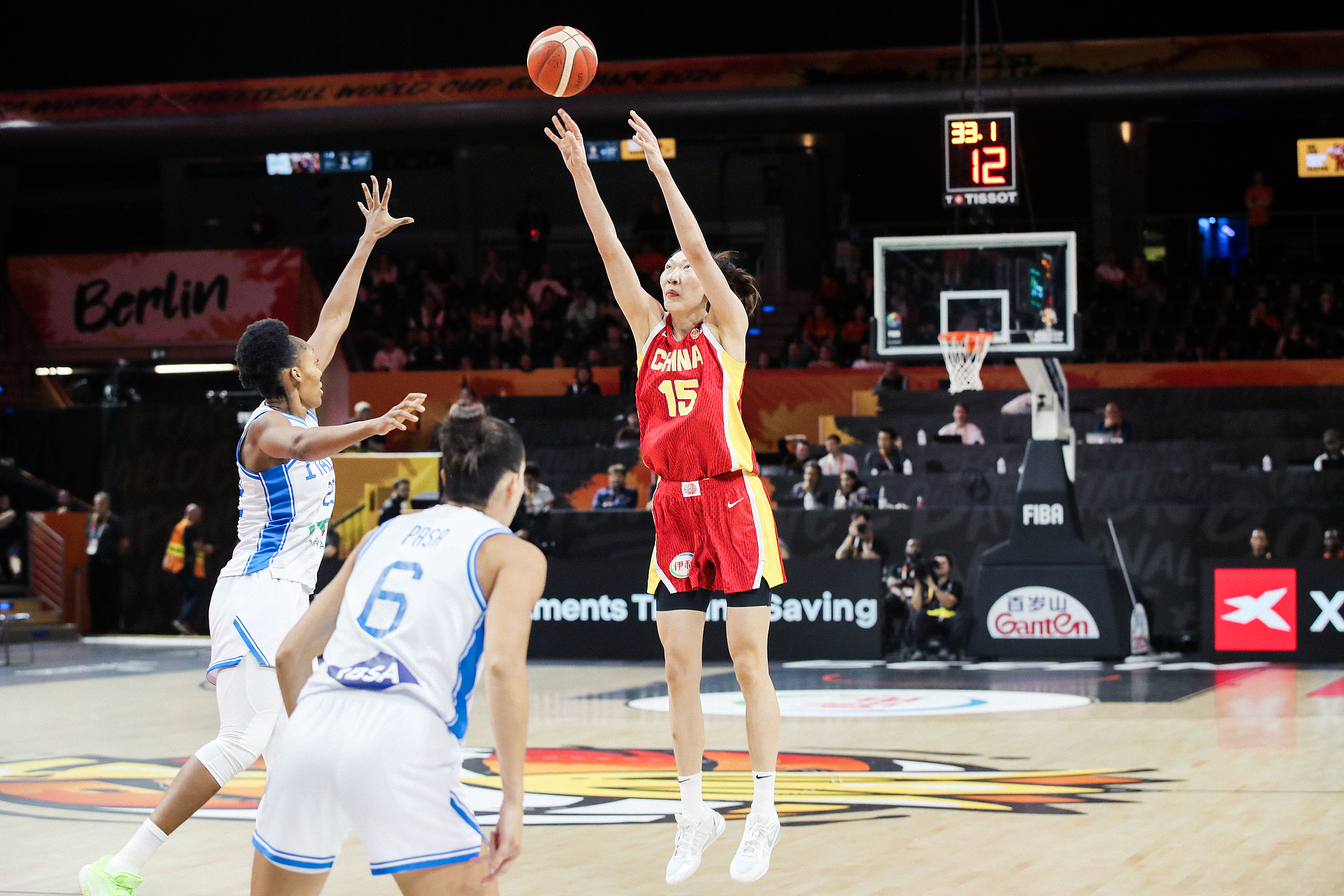 China's Han Xu (#15) shoots in the Group D game against Italy at the FIBA Women's Basketball World Cup in Berlin, Germany, September 7, 2026. /VCG
