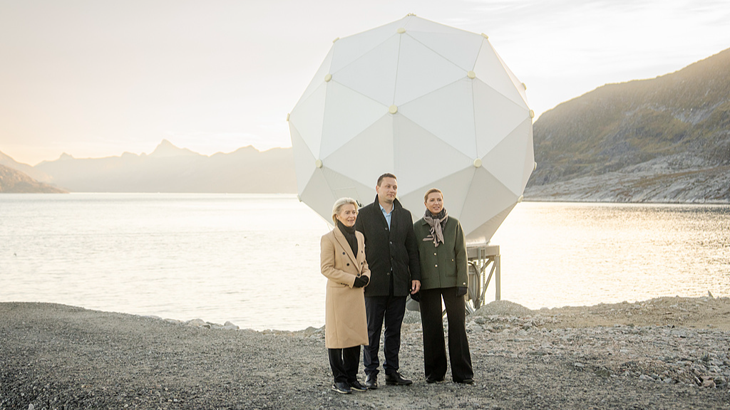 The President of the European Commission Ursula von der Leyen (L), Danish Prime Minister Mette Frederiksen (R) and Greenland's head of government Jens-Frederik Nielsen (C) visit the company Eutelsat Oneweb in Nuuk, Greenland, September 7, 2026. /VCG