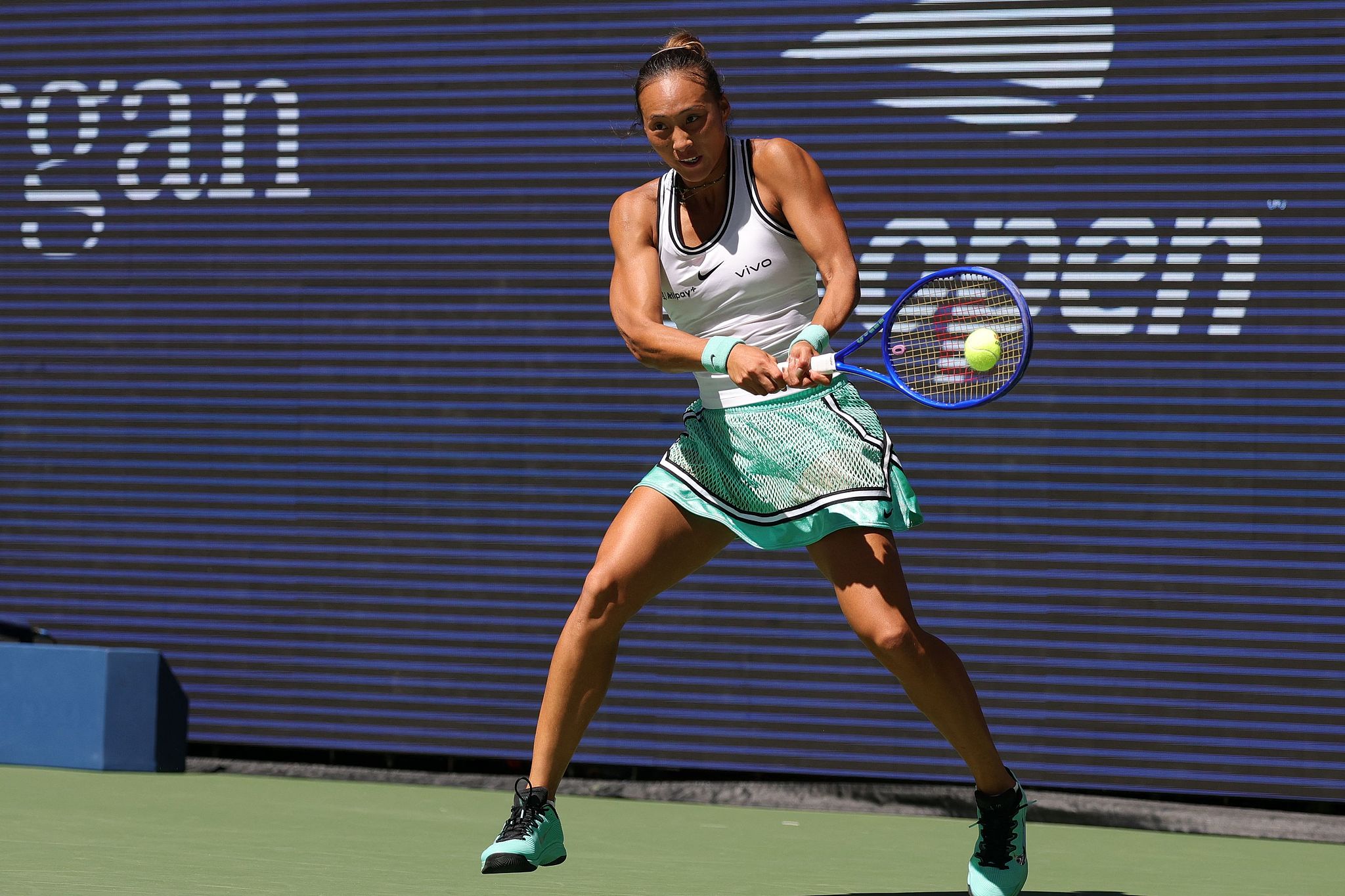 China's Zheng Qinwen hits a shot in the women's singles round-of-16 match against Poland's Iga Swiatek at the US Open in Queens, New York, USA, September 7, 2026. /VCG