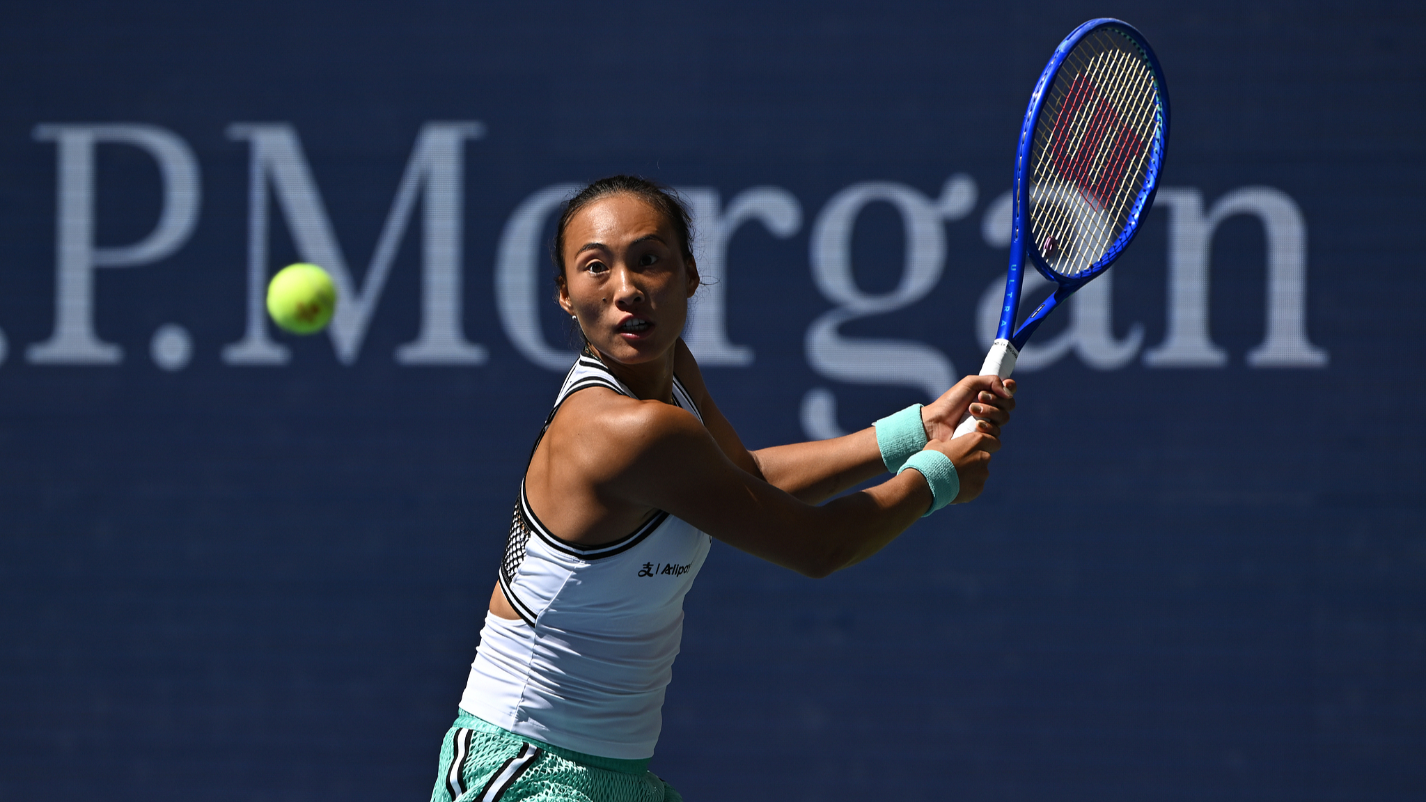 Zheng rallies from 5-0 to stun Swiatek and reach US Open quarterfinals