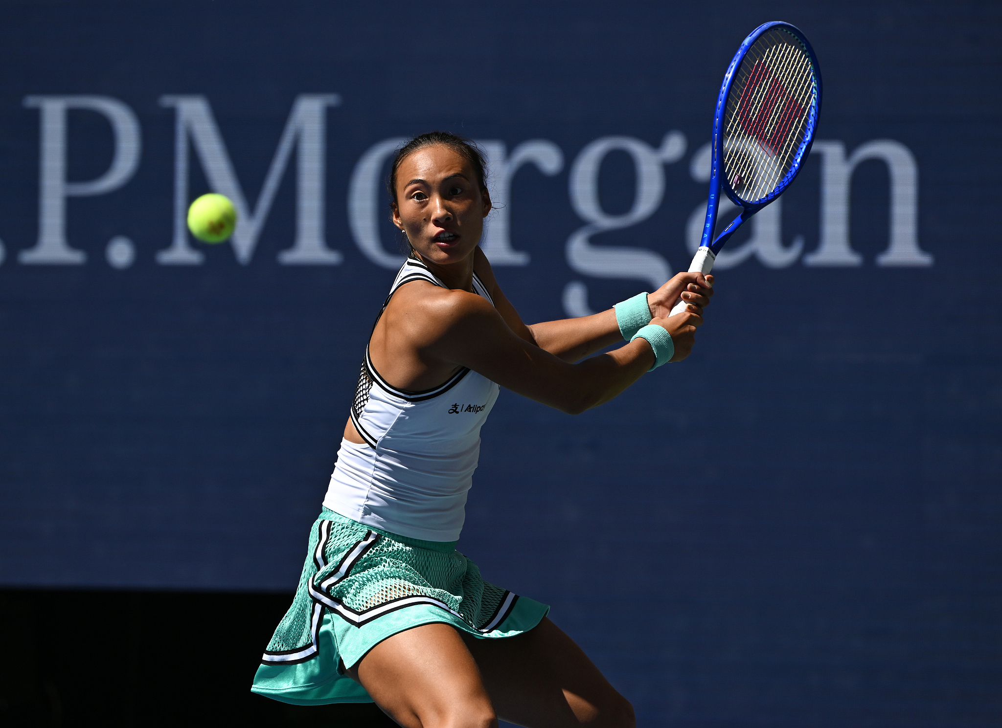 China's Zheng Qinwen hits a shot in the women's singles round-of-16 match against Poland's Iga Swiatek at the US Open in Queens, New York, USA, September 7, 2026. /VCG
