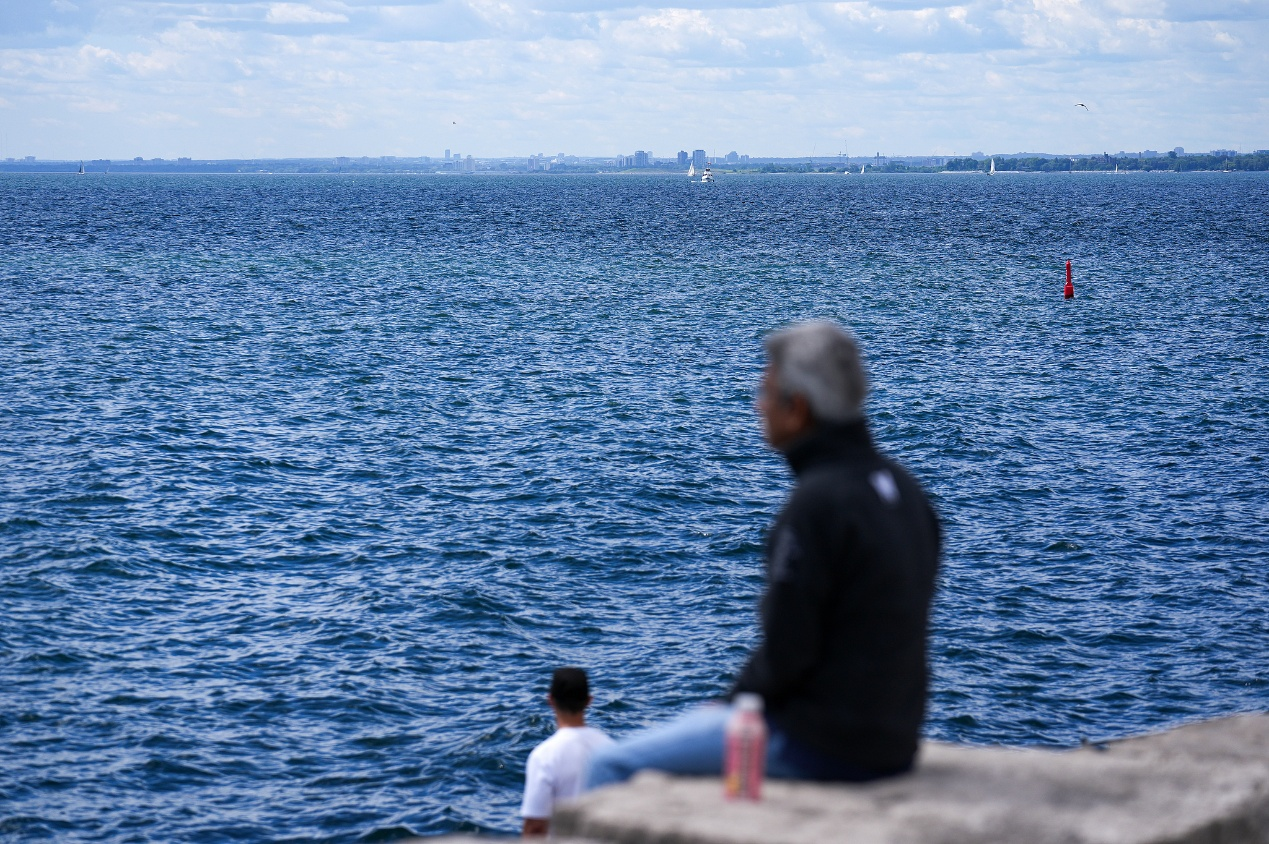 People enjoy a sunny day along the north shore of Lake Ontario in Toronto, Canada, on August 28, 2026. /VCG