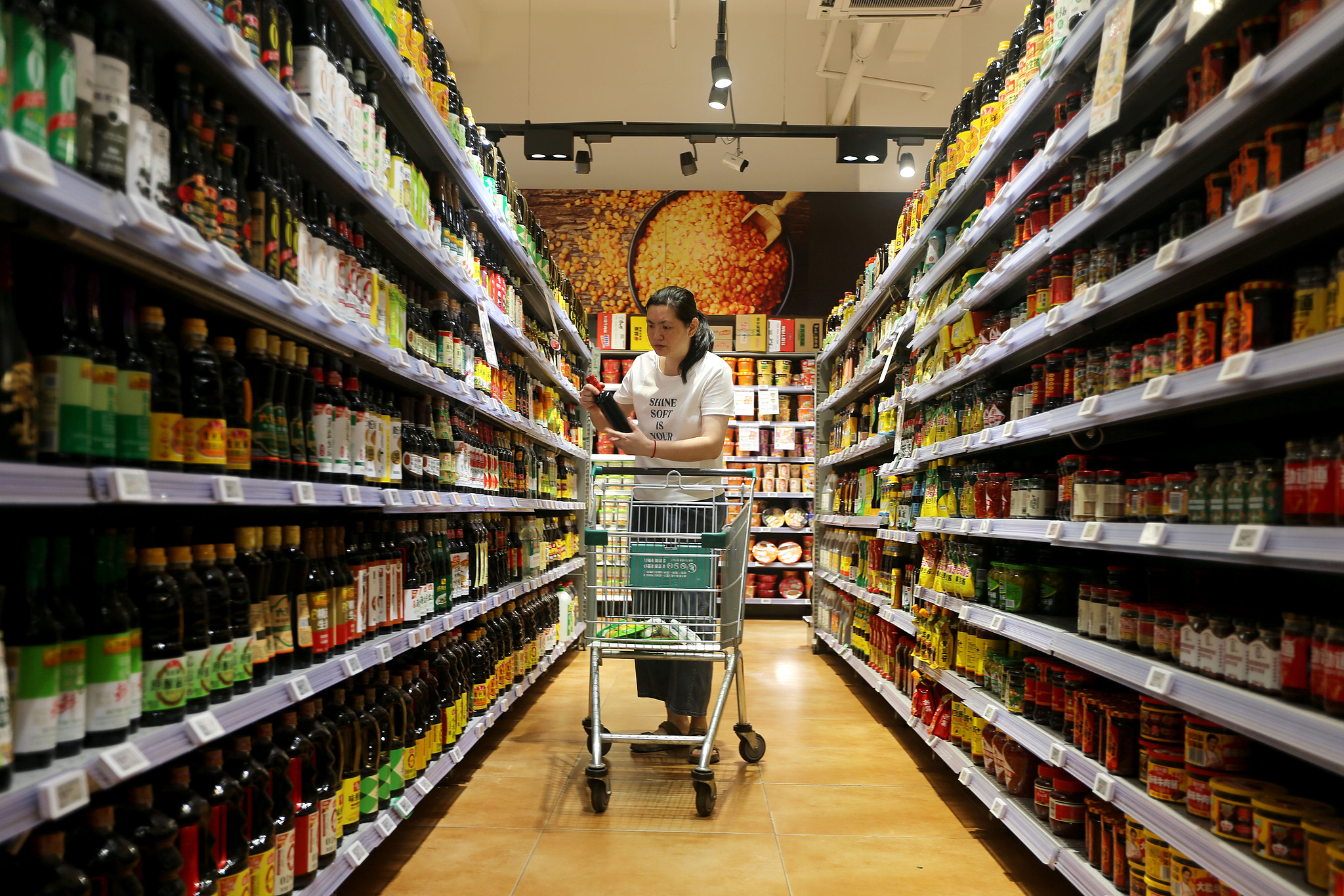 A consumer shops at a supermarket in Lianyungang, Jiangsu Province, China, September 9, 2026. /VCG