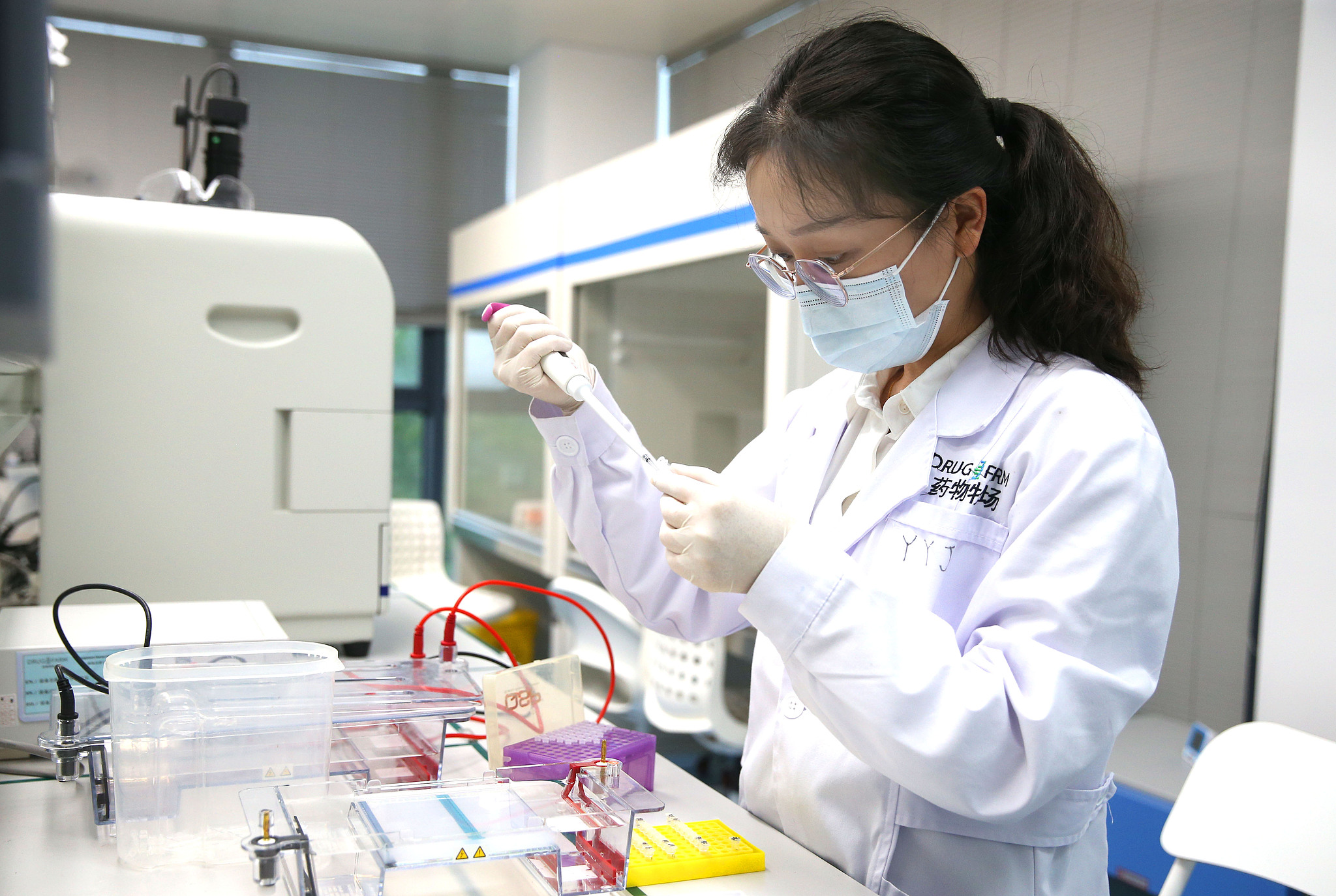 A researcher conducts research and development on new drugs at a pharmaceutical company in Jiaxing city, Zhejiang Province, east China, May 26, 2021. /VCG