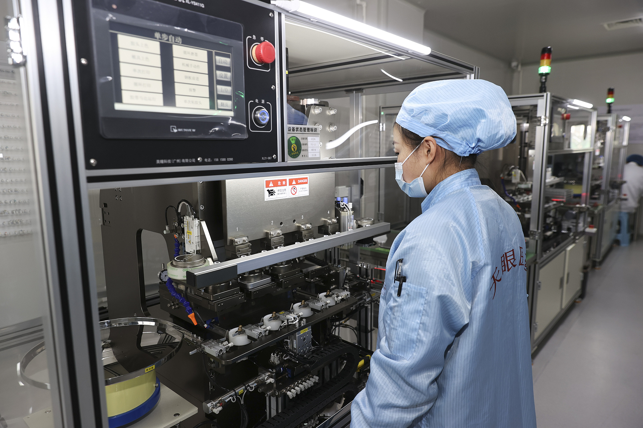 A worker produces products for export a pharmaceutical company in Lianyungang city, Jiangsu Province, east China, November 24, 2021. /VCG