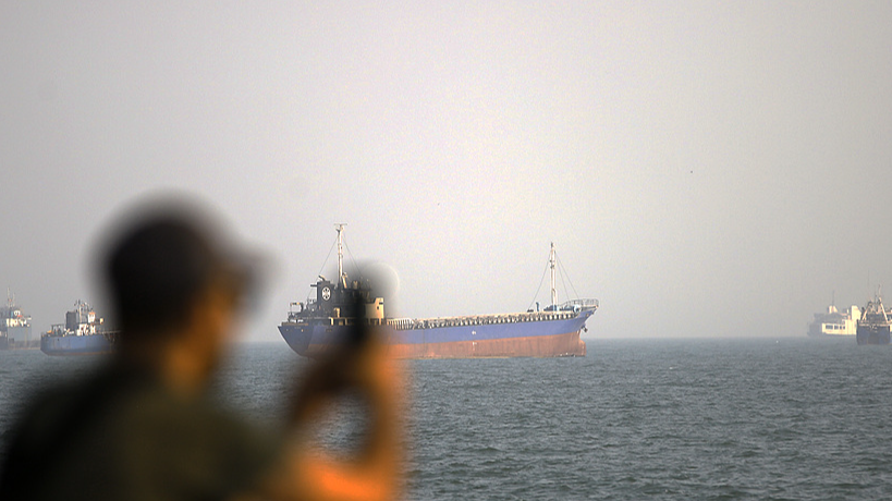 Live view of Strait of Hormuz ship traffic