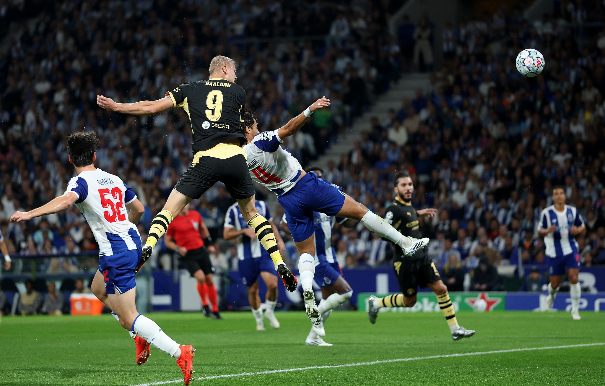 Manchester City's Erling Haaland (#9) scores a header in the UEFA Champions League match against Porto at Estadio do Dragao in Porto, Portugal, September 8, 2026. /VCG 